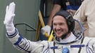 Astronaut Alexander Gerst 6. Juni 2018 auf der Treppe zur Sojus-Rakete, die ihn zur Internationalen Raumstation ISS bringen wird. | Bild: dpa-Bildfunk/Dmitri Lovetsky