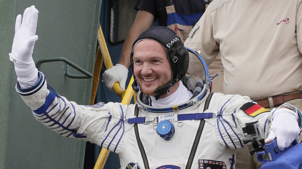 Astronaut Alexander Gerst 6. Juni 2018 auf der Treppe zur Sojus-Rakete, die ihn zur Internationalen Raumstation ISS bringen wird. | Bild: dpa-Bildfunk/Dmitri Lovetsky