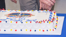 Am 19. März 2014 feiern die angehenden ISS-Bewohner Alexander Gerst (links), Reid Wiseman (Mitte) und Maxim Surajew (rechts) mit einer schicken ISS-Torte den Abschluss des Astronautentrainings in Houston. | Bild: NASA