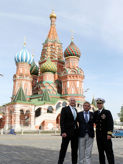 Die zukünftigen ISS-Astronauten Alexander Gerst, Maxim Surajew und Reid Wiseman nach bestandenem Examen am 8. Mai 2014 auf dem Roten Platz in Moskau. | Bild: NASA