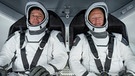 Die beiden US-amerikanischen Astronauten Robert Behnken (links) und Douglas Hurley (rechts) bei einem Test Ende März 2020 in der Crew Dragon. Mit dieser Raumkapsel wurde im Mai 2020 erstmals ein bemannter Testflug des privaten Weltraum-Unternehmens SpaceX zur Internationalen Raumstation ISS durchgeführt werden. | Bild: SpaceX