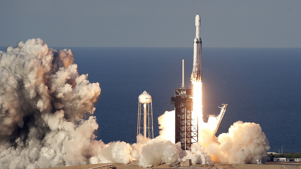 Am 11. April 2019 hebt die Falcon Heavy von SpaceX erstmals mit kommerzieller Nutzlast an Bord ab: Die Rakete befördert einen saudi-arabischen Kommunikationssatelliten ins All.  | Bild: dpa-Bildfunk/John Raoux