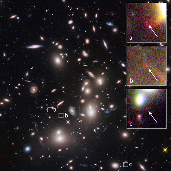 Galaxienhaufen Abel 2744 mit drei Bildern einer entfernten Galaxie | Bild: NASA, ESA, A. Zitrin (California Institute of Technology), and J. Lotz, M. Mountain, A. Koekemoer, and the HFF Team (STScI)