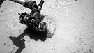 Mars-Rover Curiosity der NASA untersucht einen Stein | Bild: EPA/NASA/JPL-Caltech/Univ. of Arizona