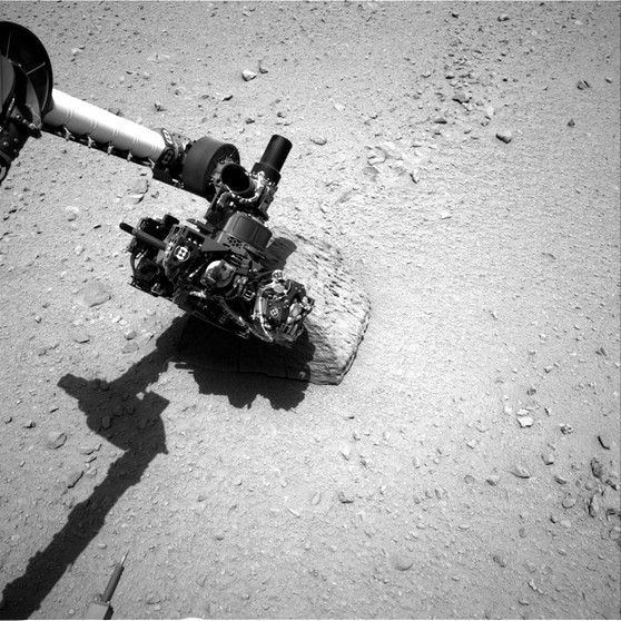 Mars-Rover Curiosity der NASA untersucht einen Stein | Bild: EPA/NASA/JPL-Caltech/Univ. of Arizona