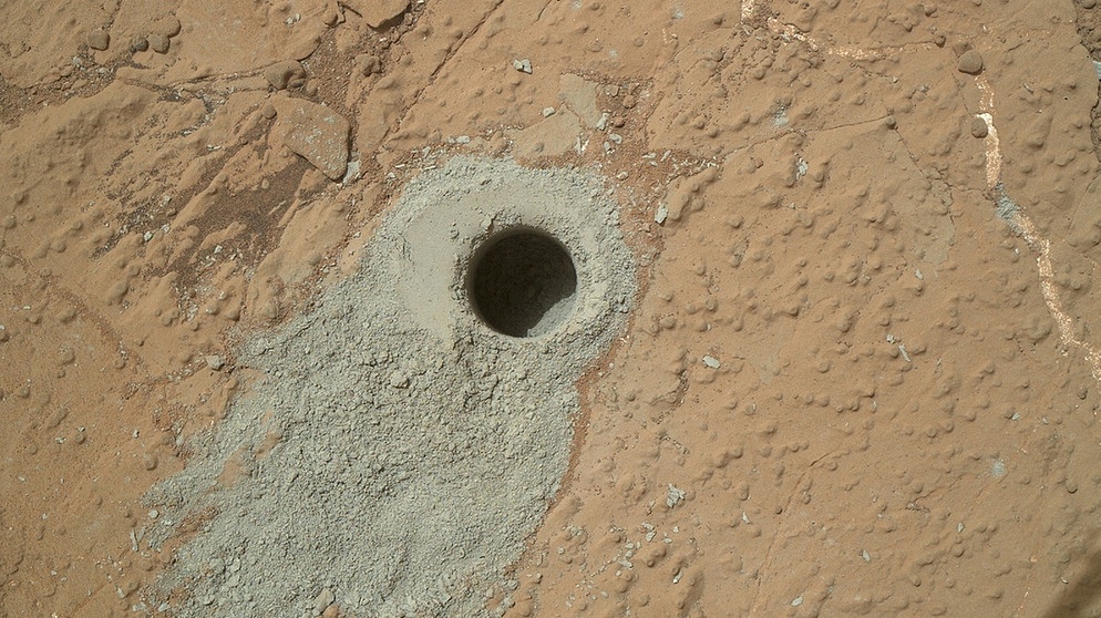 Bohrloch von Curiosity, dem Mars-Rover der NASA, am Stein "Cumberland" | Bild: SA/JPL-Caltech/MSSS