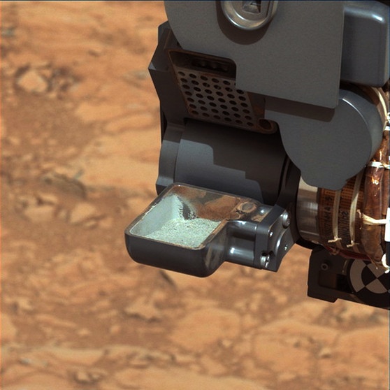 Schaufel von Curiosity, dem Mars-Rover der NASA, mit Bodenprobe | Bild: NASA/JPL-Caltech/MSSS