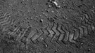 Reifenspuren des Mars-Rovers Curiosity der NASA | Bild: picture-alliance/dpa