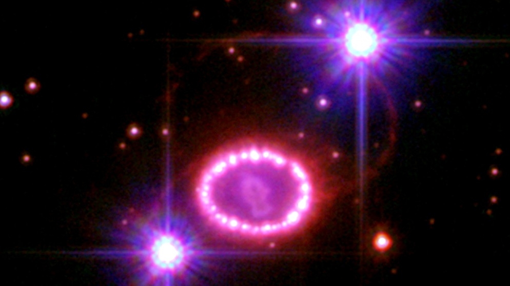 "Perlenkette" um Supernova SN 1987A | Bild: NASA