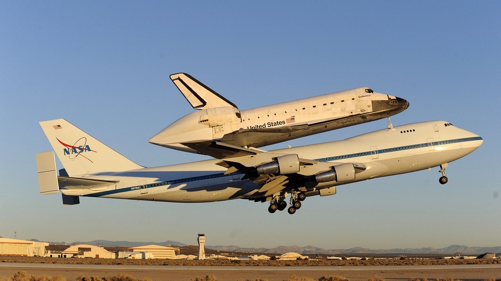 Space Shuttle Endeavour im Huckepack-Flug ins Museum | Bild: picture-alliance/dpa