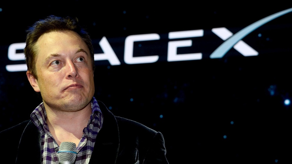 Elon Musk plant auch, Menschen auf den Mars zu schicken. Elon Musks private Raumfahrtfirma SpaceX hat die Raumkapsel Dragon entwickelt. Das Raumschiff übernimmt als Ersatz für die Space Shuttles der NASA die Transportflüge zur Internationalen Raumstation ISS. Mit einer weiterentwickelten Dragon-Version sollen künftig auch Menschen ins All fliegen. | Bild: picture-alliance/dpa