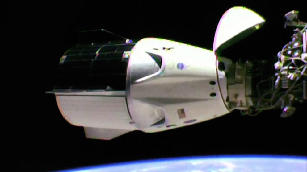 SpaceX-Kapsel Crew Dragon dockt an ISS an | Bild: NASA TV