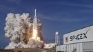 Die Großrakete Falcon Heavy des privaten US-Raumfahrtunternehmens SpaceX hebt am 6. Februar 2018 nach mehrstündiger Verzögerung zu ihrem Jungfernflug ab. Mit 70 Metern Länge und 64 Tonnen Nutzlast ist die Falcon Heavy derzeit die größte Weltraumrakete. Elon Musk hat die private Raumfahrtfirma SpaceX gegründet und die Raumkapsel Dragon entwickelt. Das Raumschiff übernimmt als Ersatz für die Space Shuttles der NASA die Transportflüge zur Internationalen Raumstation. | Bild: dpa-Bildfunk/Red Huber