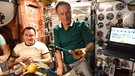 Der deutsche Astronaut Matthias Maurer (M) feiert Thanksgiving mit seinen Kollegen auf der ISS. | Bild: NASA/ESA/dpa/dpa-Bildfunk