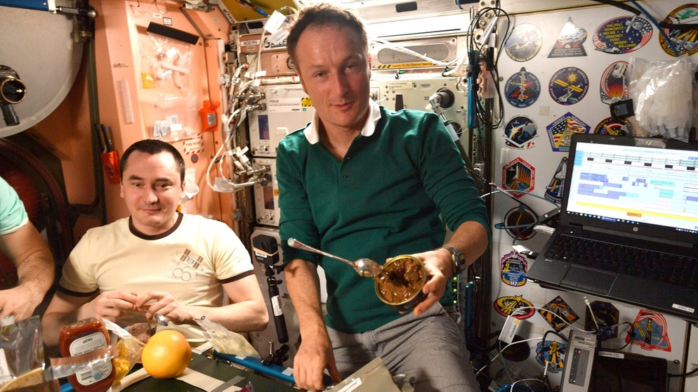 Der deutsche Astronaut Matthias Maurer (M) feiert Thanksgiving mit seinen Kollegen auf der ISS. | Bild: NASA/ESA/dpa/dpa-Bildfunk