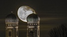 Am 25.12.2018 konnte man von der Bavaria (Theresienwiese) aus den aufgehenden, abnehmenden Mond (drei Tage nach Vollmond) hinter der Frauenkirche beobachten. | Bild: Marco Sproviero