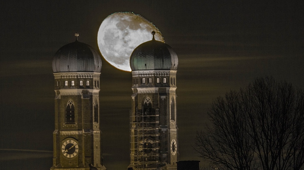 Am 25.12.2018 konnte man von der Bavaria (Theresienwiese) aus den aufgehenden, abnehmenden Mond (drei Tage nach Vollmond) hinter der Frauenkirche beobachten. | Bild: Marco Sproviero