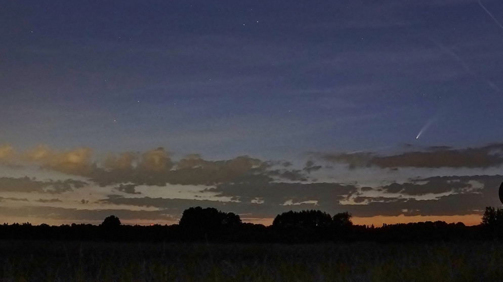 Der Komet Neowise C2020 / F3 war am 13.07.2020 bereits um 23 Uhr am Abendhimmel am Stadtrand von Geisenfeld sichtbar. | Bild: Marianne Heimbucher