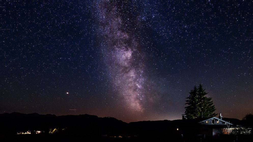 Das Foto wurde am 15.08.2018 vom Parkplatz der Nostalgiebahn auf der Winklmoos-Alm aufgenommen, kurz nach der Zertifizierung als vierter Sternenpark in Deutschland durch die International Dark Sky Association. | Bild: Ernst Schindler