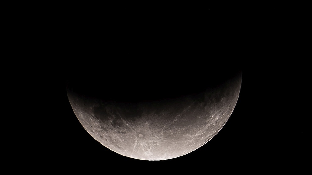 Partielle Mondfinsternis über Bayern am 16. Juli 2019 zum Moment der größten Verfinsterung um kurz nach halb zwölf Uhr nachts, fotografiert von Ernst Schindler über einem Münchner Dachfenster | Bild: Ernst Schindler