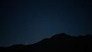 Der Planet Merkur in der Abenddämmerung, darüber das Sternbild der Plejaden, fotografiert am 28. April 2022. | Bild: Norbert Scantamburlo