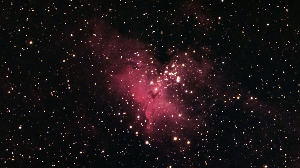 Der Adlernebel IC 4703 (M16, NGC 6611) liegt im Sternbild Schlange und ist die Verbindung aus einem Nebel und einem Offenen Sternhaufen. Fotografiert von Sascha Weiss im Juli 2019 | Bild: Sascha Weiss