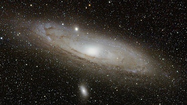 Die Andromeda-Galaxie, Messier-Objekt M31, auch Andromedanebel genannt. Es ist eine Nachbargalaxie unserer Milchstraße, die Sie mit bloßem Auge als schimmernden Fleck im Sternbild Andromeda erkennen können. Michael Schlünder hat sie aber lieber durch ein Teleskop ins Visier genommen - mit großem Erfolg. | Bild: Michael Schlünder