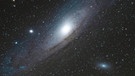 Die Andromeda-Galaxie im Sternbild Andromeda, fotografiert in Peißenberg am 4. November 2024 von Hubert Bauer. Während die Sterne des Sternbild zu unserer Galaxie, der Milchstraße, gehören, ist die Andromeda-Galaxie ein eigenes Sternensystem, benachbart zur Milchstraße.  | Bild: Hubert Bauer