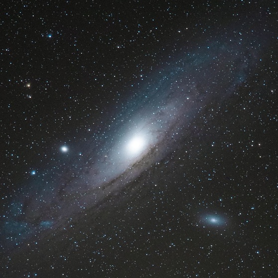 Die Andromeda-Galaxie im Sternbild Andromeda, fotografiert in Peißenberg am 4. November 2024 von Hubert Bauer. Während die Sterne des Sternbild zu unserer Galaxie, der Milchstraße, gehören, ist die Andromeda-Galaxie ein eigenes Sternensystem, benachbart zur Milchstraße.  | Bild: Hubert Bauer