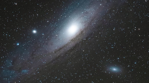 Die Andromeda-Galaxie im Sternbild Andromeda, fotografiert in Peißenberg am 4. November 2024 von Hubert Bauer. Während die Sterne des Sternbild zu unserer Galaxie, der Milchstraße, gehören, ist die Andromeda-Galaxie ein eigenes Sternensystem, benachbart zur Milchstraße.  | Bild: Hubert Bauer