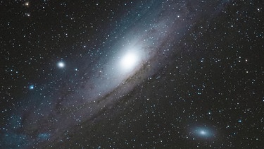 Die Andromeda-Galaxie im Sternbild Andromeda, fotografiert in Peißenberg am 4. November 2024 von Hubert Bauer. Während die Sterne des Sternbild zu unserer Galaxie, der Milchstraße, gehören, ist die Andromeda-Galaxie ein eigenes Sternensystem, benachbart zur Milchstraße.  | Bild: Hubert Bauer