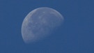 Den abnehmenden Mond am Taghimmel fotografierte Gisela Ilk Ende September 2021. | Bild: Gisela Ilk