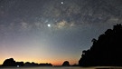 Die Milchstraße über der thailändischen Insel Koh Ngai im Februar 2019 mit Jupiter (unten) und Saturn (oben). | Bild: Dieter Fock