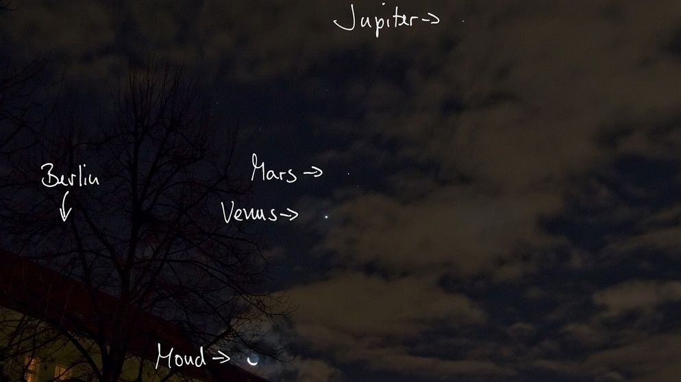 Die dichte Stellung von Mond, Venus, Mars und Jupiter, aufgenommen am 08.11.2015 gegen 4:00 Uhr in Berlin. | Bild: Benjamin Frank