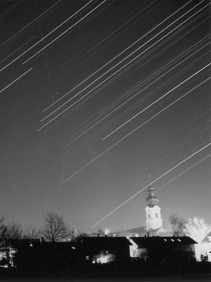 Dauerbelichtung des Sternenhimmels in Neukirchen v. Wald | Bild: Thomas Liebl