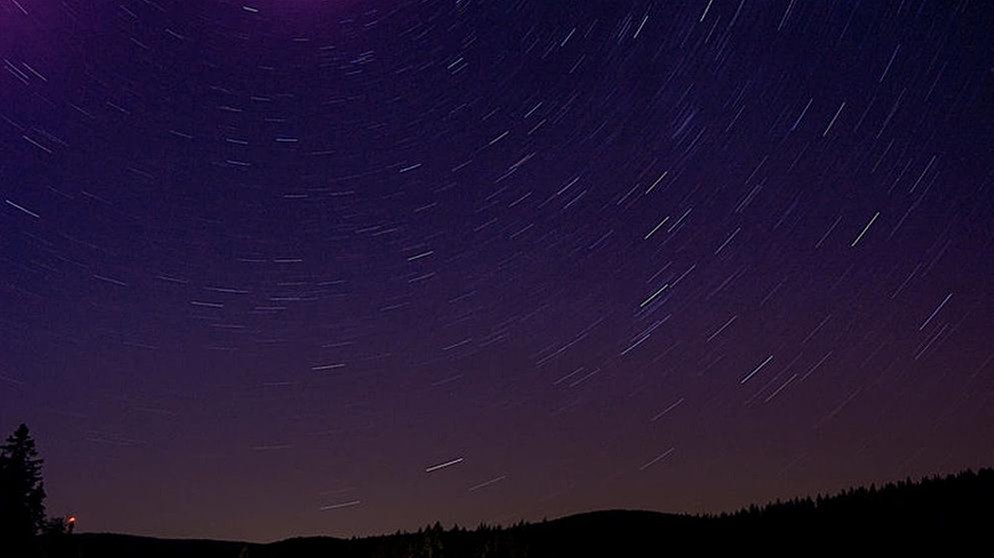 Sternenbewegung um den Polarstern, aufgenommen über dem Fichtelsee in Oberfranken. | Bild: Simon Markhof