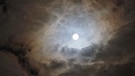 Der Vollmond um Mitternacht vor der Mondfinsternis 2015 (über München)  | Bild: Maria Schmidt