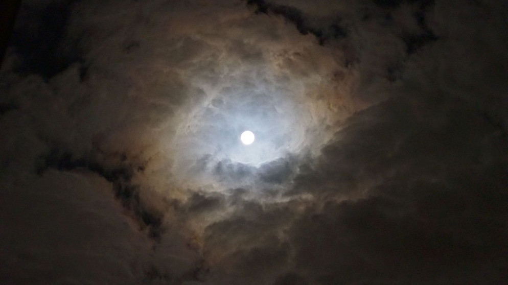 Der Vollmond um Mitternacht vor der Mondfinsternis 2015 (über München)  | Bild: Maria Schmidt