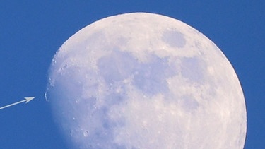 Der Goldener Henkel am Mond ist  links oben an der Licht-Schatten-Grenze auf der Mondscheibe zu sehen: Es ist der Sonnenaufgang über den 6.000 Meter hohen Jura-Bergen, während die Regenbogenbucht (Sinus Iridum) noch im Schatten liegt. Aufnahme tagsüber im Januar 2024. | Bild: Artur Schmitt, Arts Fotos