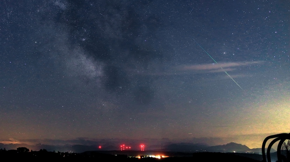 Ein grün leuchtender Meteor im Allgäu, fotografiert von Andreas Wolf | Bild: Andreas Wolf