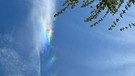 Ein Halo in Regenbogenfarben an einer Cirruswolke, fotografiert von Anna Martelli im August 2024. | Bild: Anna Martelli