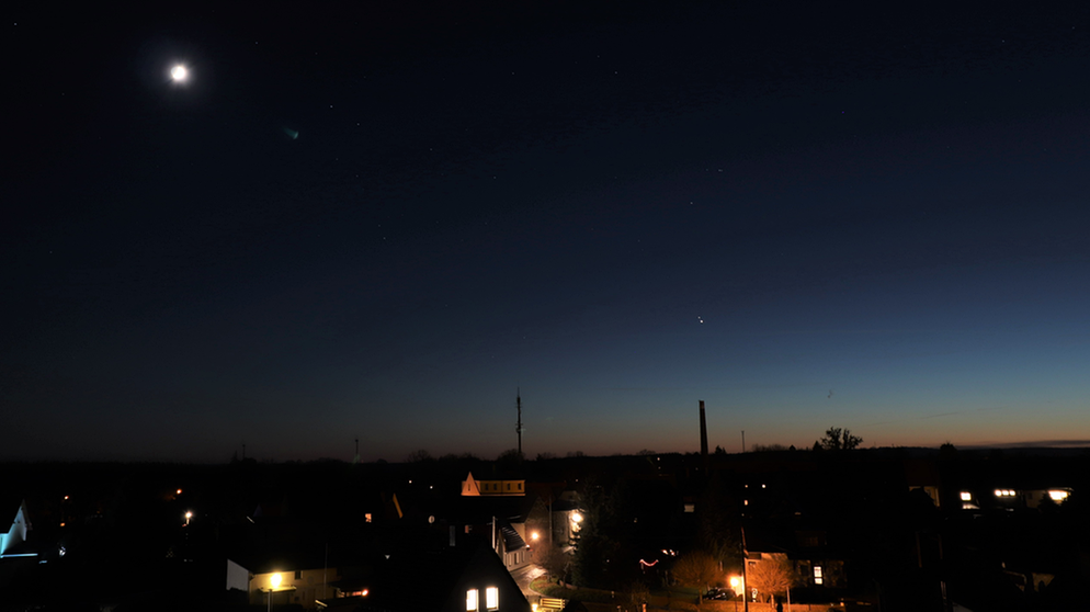 Jupiter und Saturn unter der Mondsichel am 19. Dezember 2020 über Belgern in Sachsen, fotografiert von Dietrich Münchmeyer | Bild: Dietrich Münchmeyer