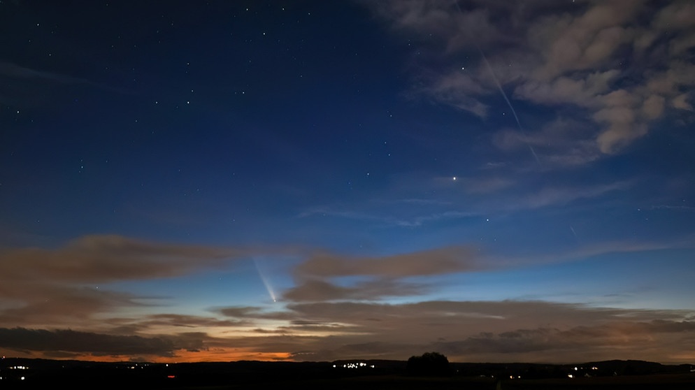 Der Komet C/2023 A3 Tsuchinshan-ATLAS, fotografiert von Mike Hörhold am 13. Oktober 2024 bei Ebisweiler. Der auffallend helle Stern rechts über dem Kometen ist Arktur im Bärenhüter. | Bild: Mike Hörhold