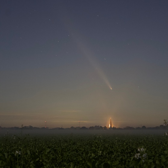 Der Komet 2023 A3 Tsuchinshan-ATLAS, fotografiert am 14. Oktober über der Kirche von Hartefeld in Nordrhein-Westfalen von Yasar Kahraman. | Bild: Yasar Kahraman