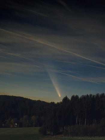 Der Komet C/2023 A3 Tsuchinshan-ATLAS, fotografiert am 13. Oktober 2024 um 19.40 Uhr über Martinsberg im österreichischen Waldviertel von Michael Jäger | Bild: Michael Jäger