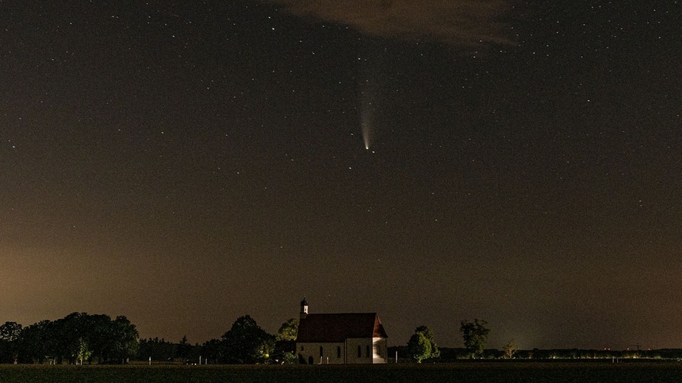 Komet Neowise C2020 F3 im Juli 2020 über der Wallfahrtskapelle St. Willibald bei Jesenwang, fotografiert von Volker Rein | Bild: Volker Rein