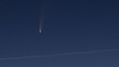 Der Komet Neowise über nachtleuchtenden Wolken. Frühes Aufstehen hat diesen herrlichen Blick gebracht. Der Komet ist inzwischen mit bloßem Auge sichtbar. | Bild: Dieter Küspert