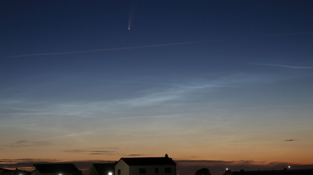 Der Komet Neowise über nachtleuchtenden Wolken. Frühes Aufstehen hat diesen herrlichen Blick gebracht. Der Komet ist inzwischen mit bloßem Auge sichtbar. | Bild: Dieter Küspert