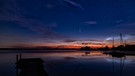 Komet Neowise spiegelt sich am Mandiochosee bei Mering und über den beiden Segelbooten gibts auch noch Nachtleuchtende Wolken. | Bild: Anja Caesperlein