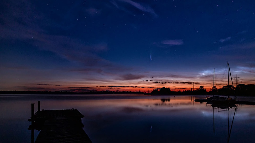 Komet Neowise spiegelt sich am Mandiochosee bei Mering und über den beiden Segelbooten gibts auch noch Nachtleuchtende Wolken. | Bild: Anja Caesperlein